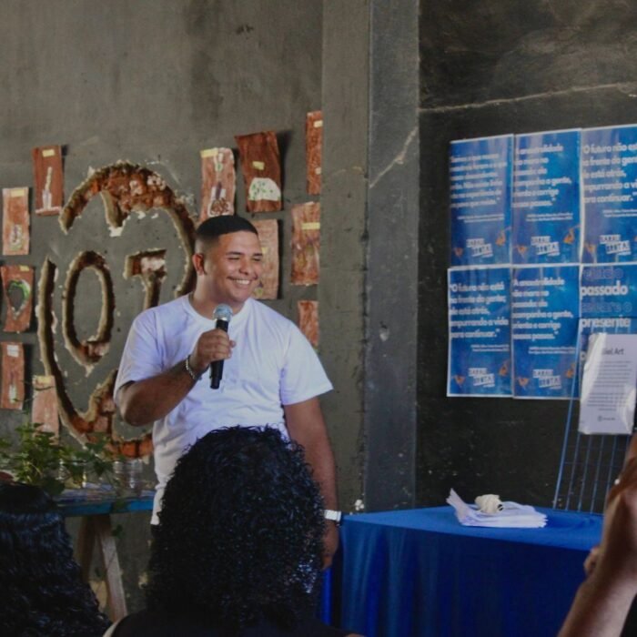 Ryan Mazcatti fala ao microfone em um evento