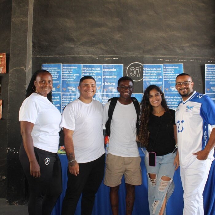 Grupo posa para foto em um evento
